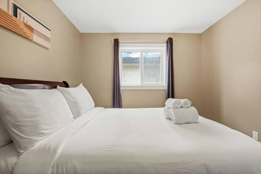 Large Detached Near Anthony Henday In Albany With 2 Living Rooms, Netflix, Office Space, Ac, Perfect For Families, Sleeps 13 Edmonton Nyaraló