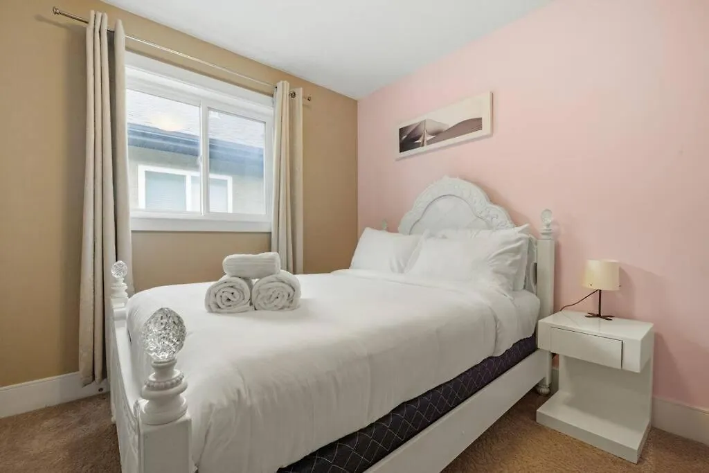 Nyaraló Large Detached Near Anthony Henday In Albany With 2 Living Rooms, Netflix, Office Space, Ac, Perfect For Families, Sleeps 13 Edmonton Kanada