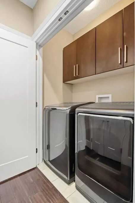 Large Detached Near Anthony Henday In Albany With 2 Living Rooms, Netflix, Office Space, Ac, Perfect For Families, Sleeps 13 Edmonton
