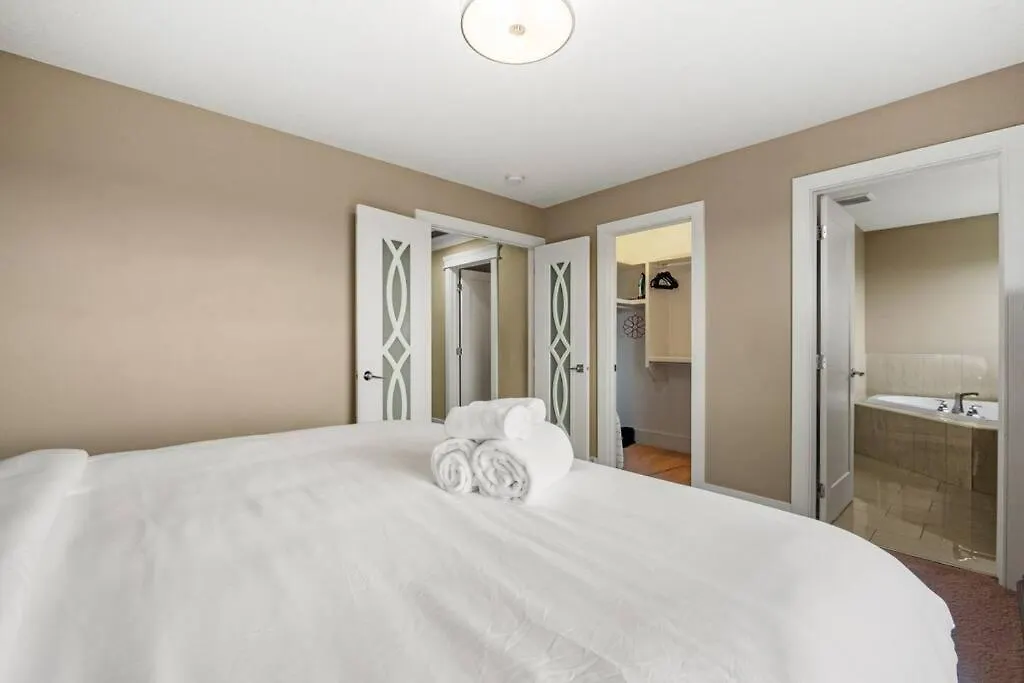 Nyaraló Large Detached Near Anthony Henday In Albany With 2 Living Rooms, Netflix, Office Space, Ac, Perfect For Families, Sleeps 13 Edmonton