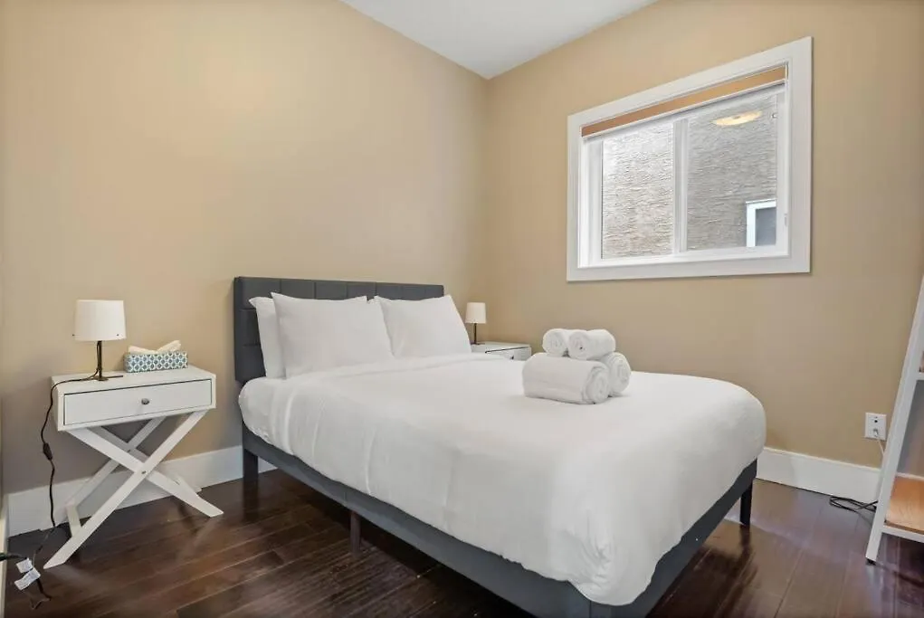 Nyaraló Large Detached Near Anthony Henday In Albany With 2 Living Rooms, Netflix, Office Space, Ac, Perfect For Families, Sleeps 13 Edmonton