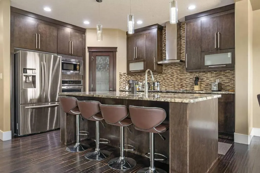 Large Detached Near Anthony Henday In Albany With 2 Living Rooms, Netflix, Office Space, Ac, Perfect For Families, Sleeps 13 Edmonton Kanada