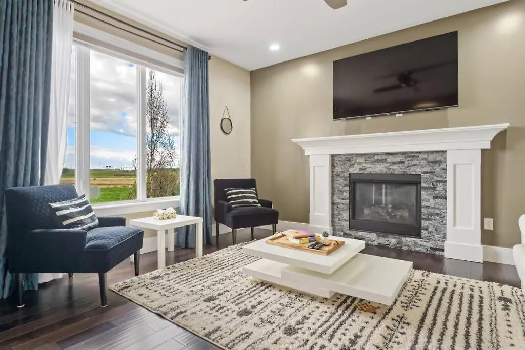 Large Detached Near Anthony Henday In Albany With 2 Living Rooms, Netflix, Office Space, Ac, Perfect For Families, Sleeps 13 Edmonton